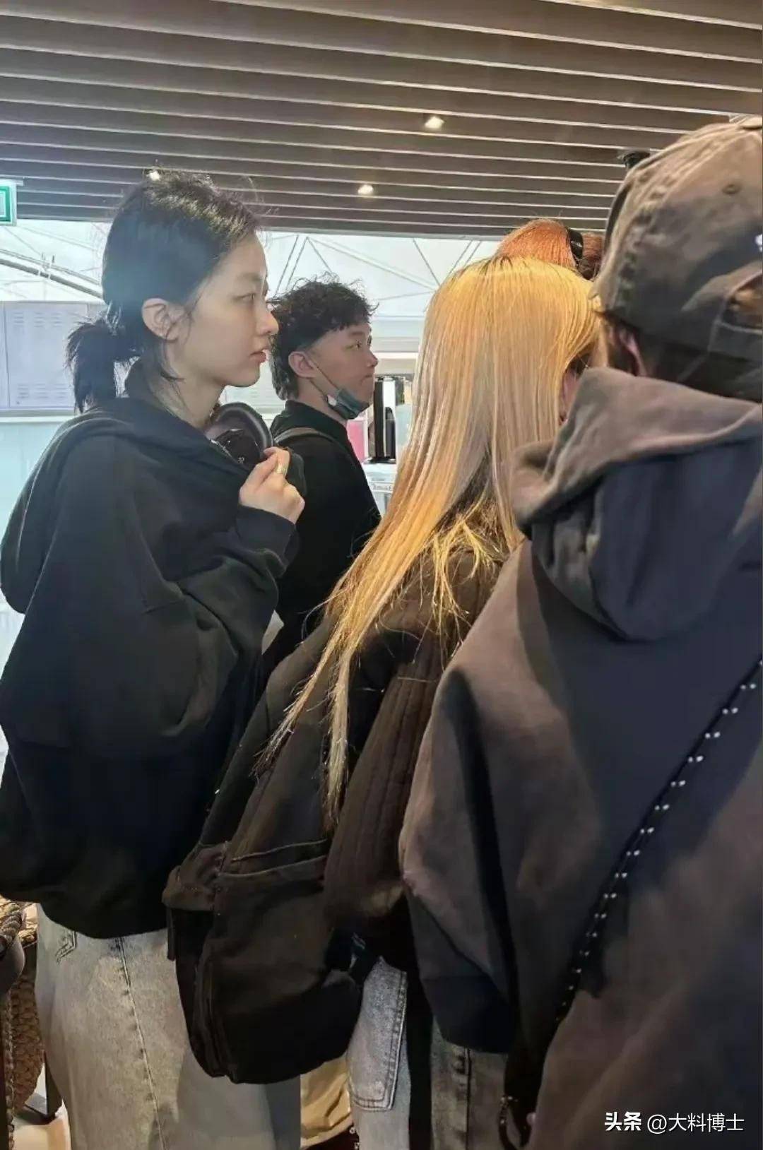陈奕迅20岁女儿少见现身，个子比爸还高，长得超像妈妈年轻时插图