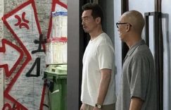 54岁陈豪现身香港街头，穿搭潮人范儿十足，胡茬没刮干净笑出满脸皱纹缩略图