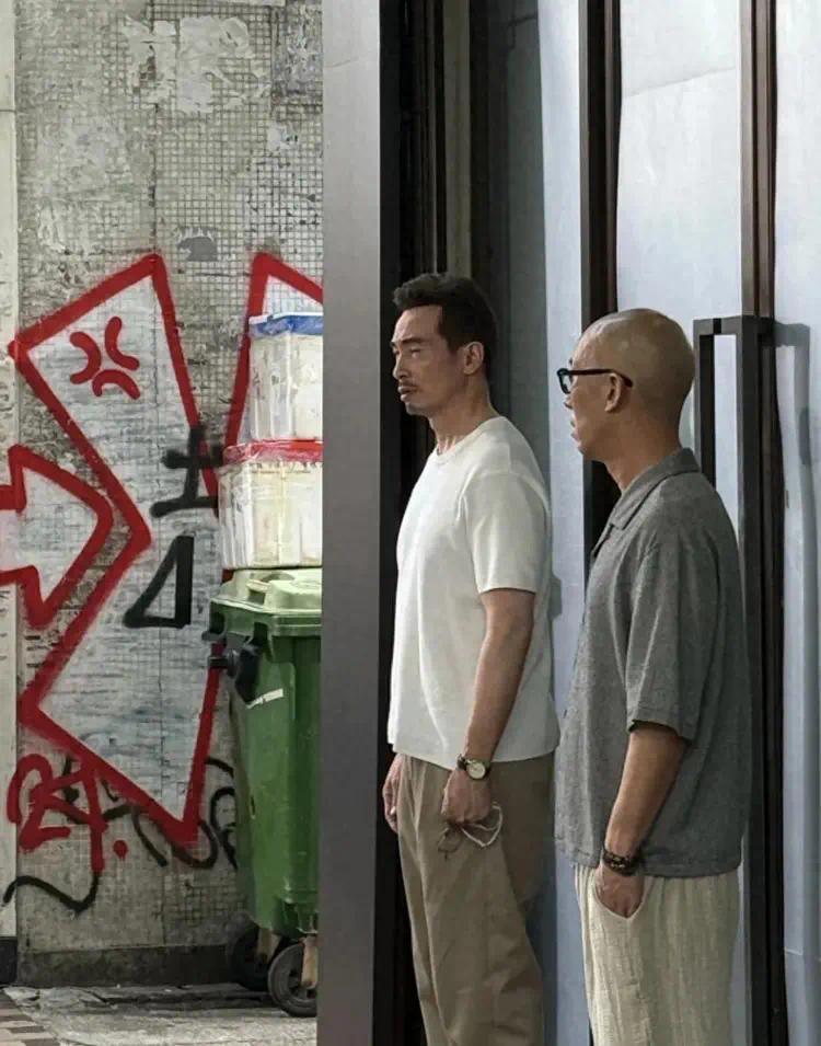 54岁陈豪现身香港街头，穿搭潮人范儿十足，胡茬没刮干净笑出满脸皱纹插图