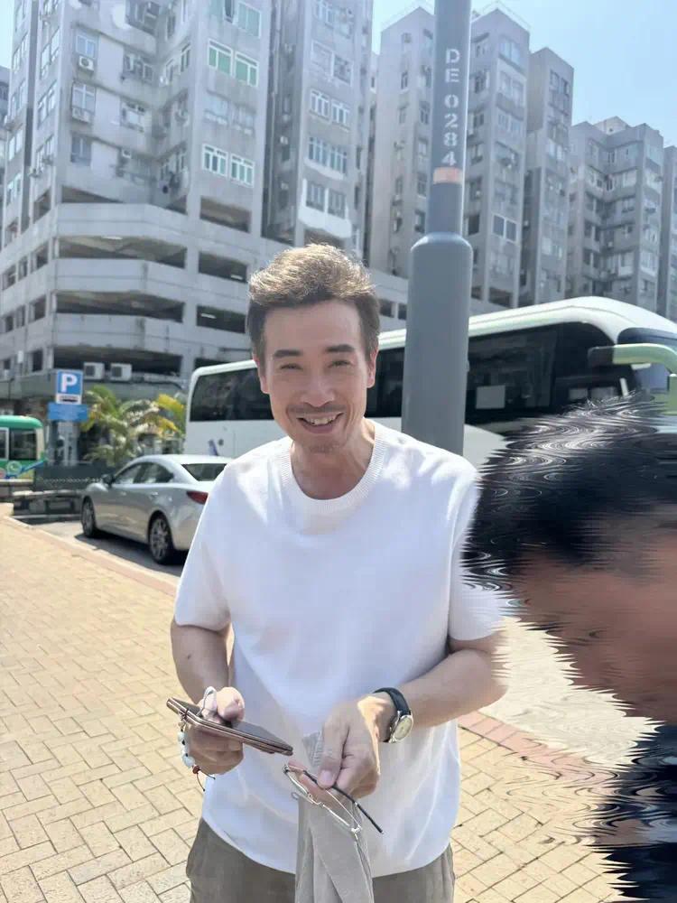54岁陈豪现身香港街头，穿搭潮人范儿十足，胡茬没刮干净笑出满脸皱纹插图1