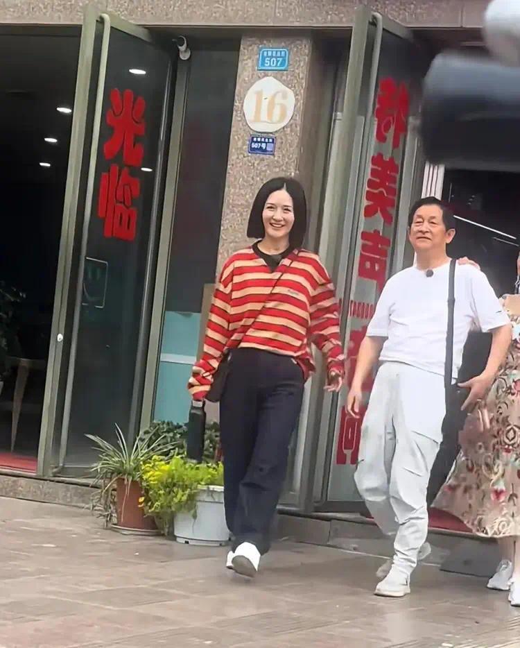 谢娜近照曝光！和爸妈下馆子，穿搭太接地气了插图1