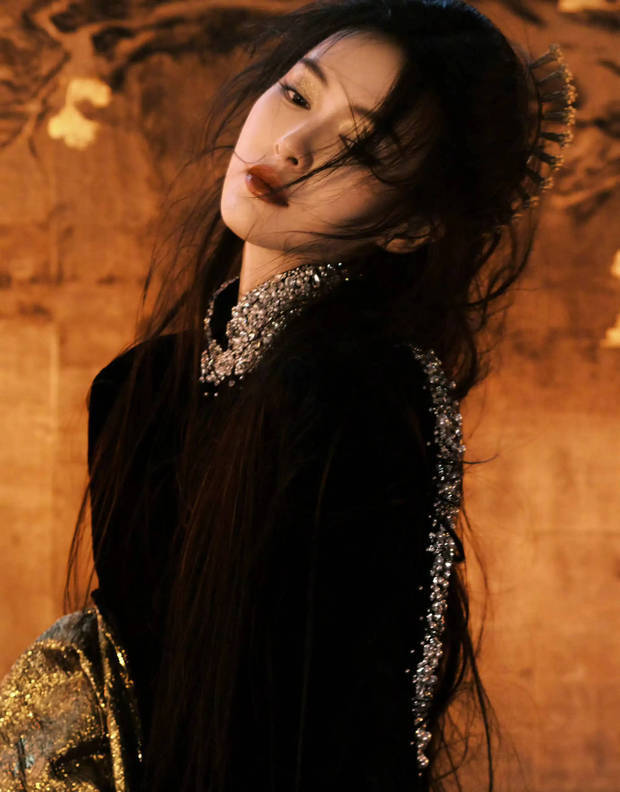 唐嫣穿紧身黑裙曲线超迷人，金色眼妆酷到没朋友插图