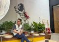 51岁汪涵长沙街头喝咖啡，穿拖鞋嚼槟榔，老味儿十足缩略图
