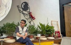 51岁汪涵长沙街头喝咖啡，穿拖鞋嚼槟榔，老味儿十足缩略图