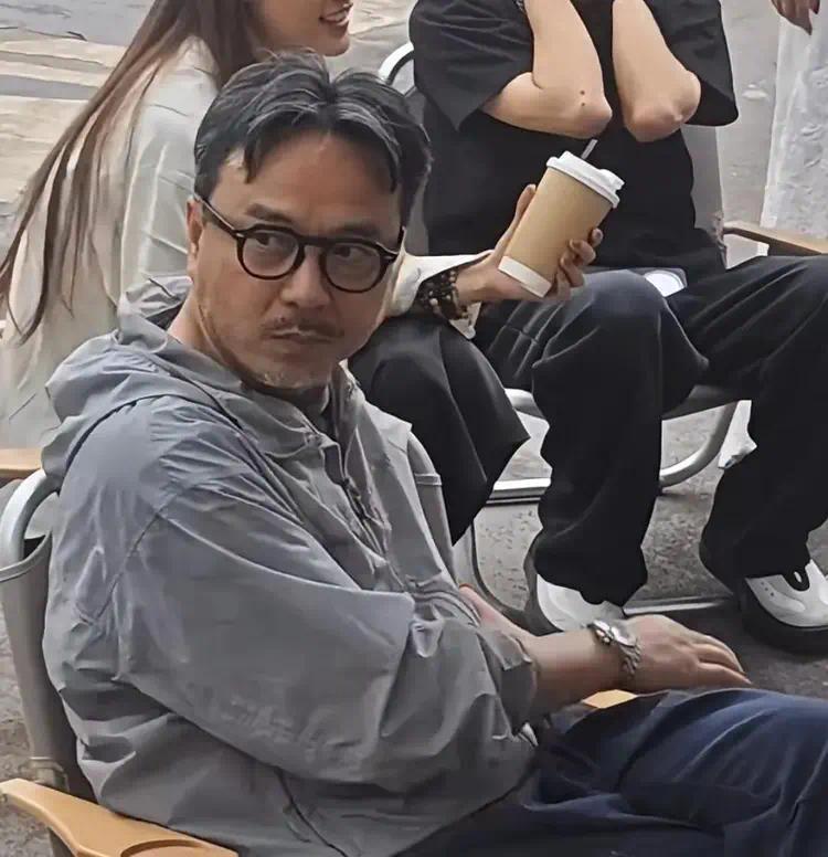 51岁汪涵长沙街头喝咖啡，穿拖鞋嚼槟榔，老味儿十足插图1