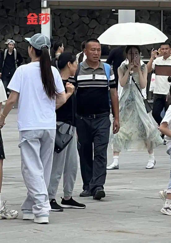 42岁金莎被拍到和小男友在江西约会，穿着简单不像中年阿姨插图1