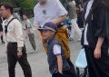 蒋勤勤一家现身北京游乐场，7岁儿子少见露脸，神似陈建斌当众插兜跳舞缩略图
