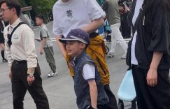 蒋勤勤一家现身北京游乐场，7岁儿子少见露脸，神似陈建斌当众插兜跳舞缩略图