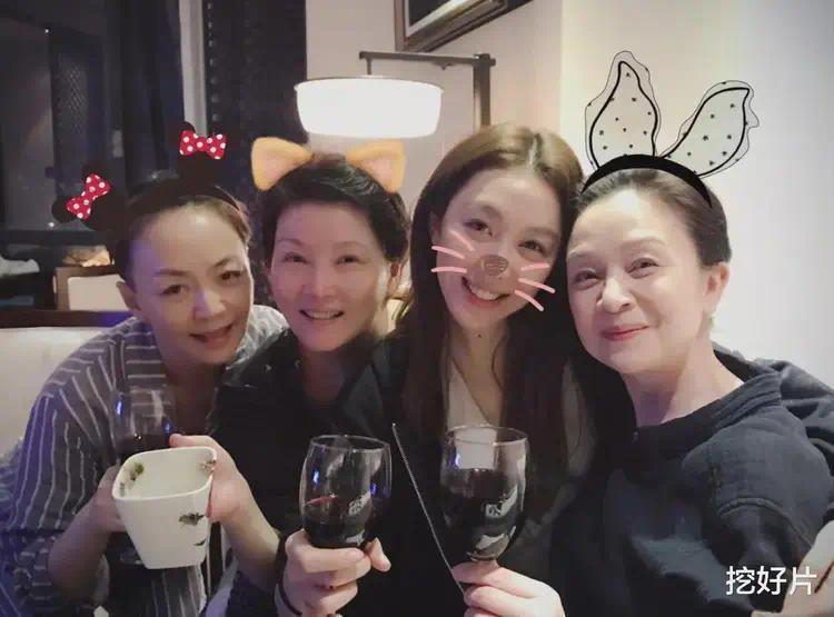 39岁姜妍商场被偶遇，穿条纹衫扎丸子头像二十出头，老公拎着大包小包插图1
