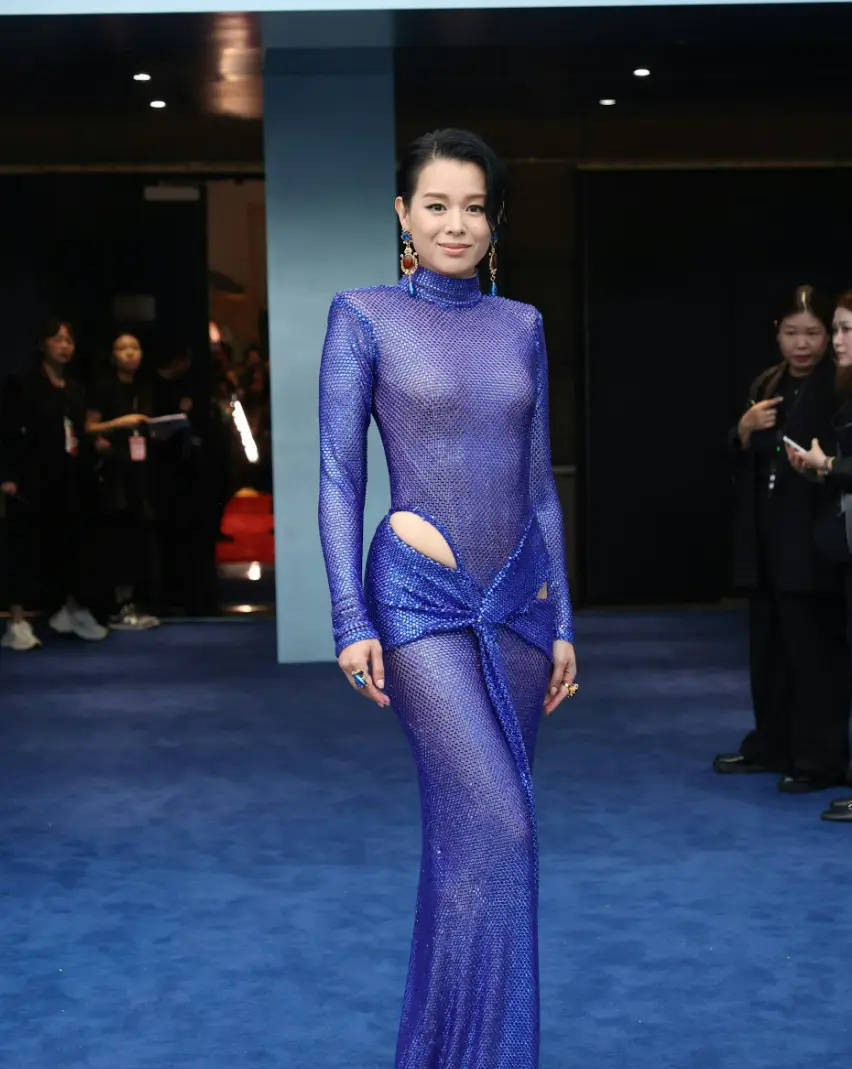 胡杏儿回应老公夜店风波：完全是误会，同行女士的老公也在场插图