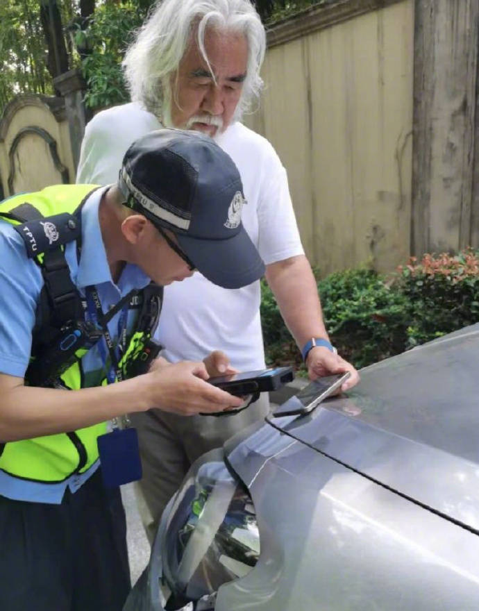 张纪中开车撞车了，交警说他全责插图
