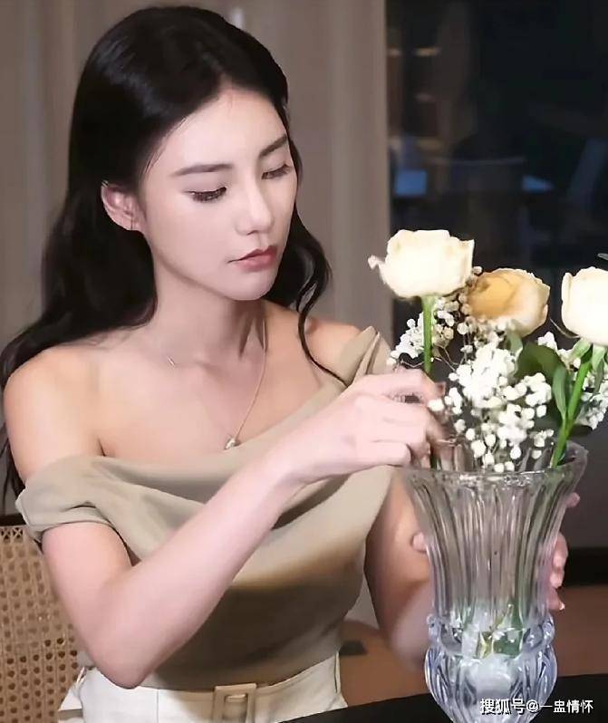 全网都在等S妈回应，结果她却沉默了，汪小菲带筱梅撒狗粮，小S却心态崩了！插图