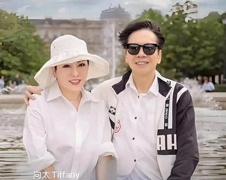 向华强澳门现身，和老婆吃西餐，向太剪短发有点意外插图