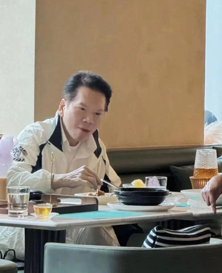 向华强澳门现身，和老婆吃西餐，向太剪短发有点意外插图1