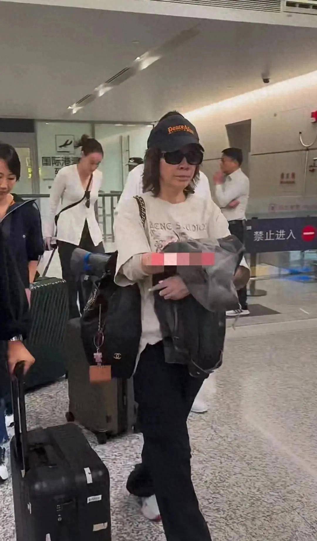 刘嘉玲机场素颜曝光，脸色暗黄反差大，全程黑脸没自信插图1