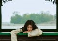 高圆圆穿淡绿裙子逛颐和园，又仙又自在缩略图