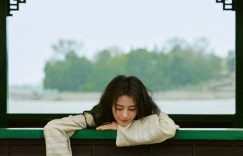 高圆圆穿淡绿裙子逛颐和园，又仙又自在缩略图