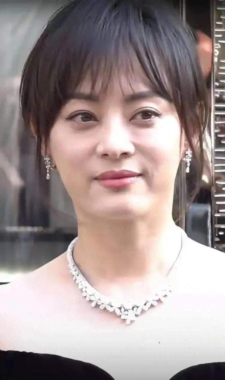 43岁孙俪亮相活动：没开美颜滤镜真显老，手指头粗得惊人！插图