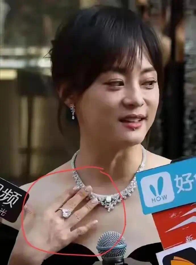 43岁孙俪亮相活动：没开美颜滤镜真显老，手指头粗得惊人！插图1