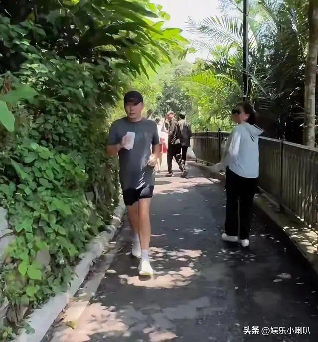 63岁梁朝伟晨跑被偶遇，穿着简单步子轻快，状态不错但肚子有点发福插图1