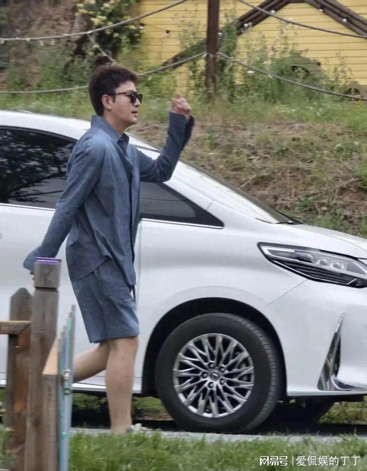 贾璐带闺，爸带闺女逛公园，12岁甜馨染了棕头发，跟爸爸一起玩游戏插图