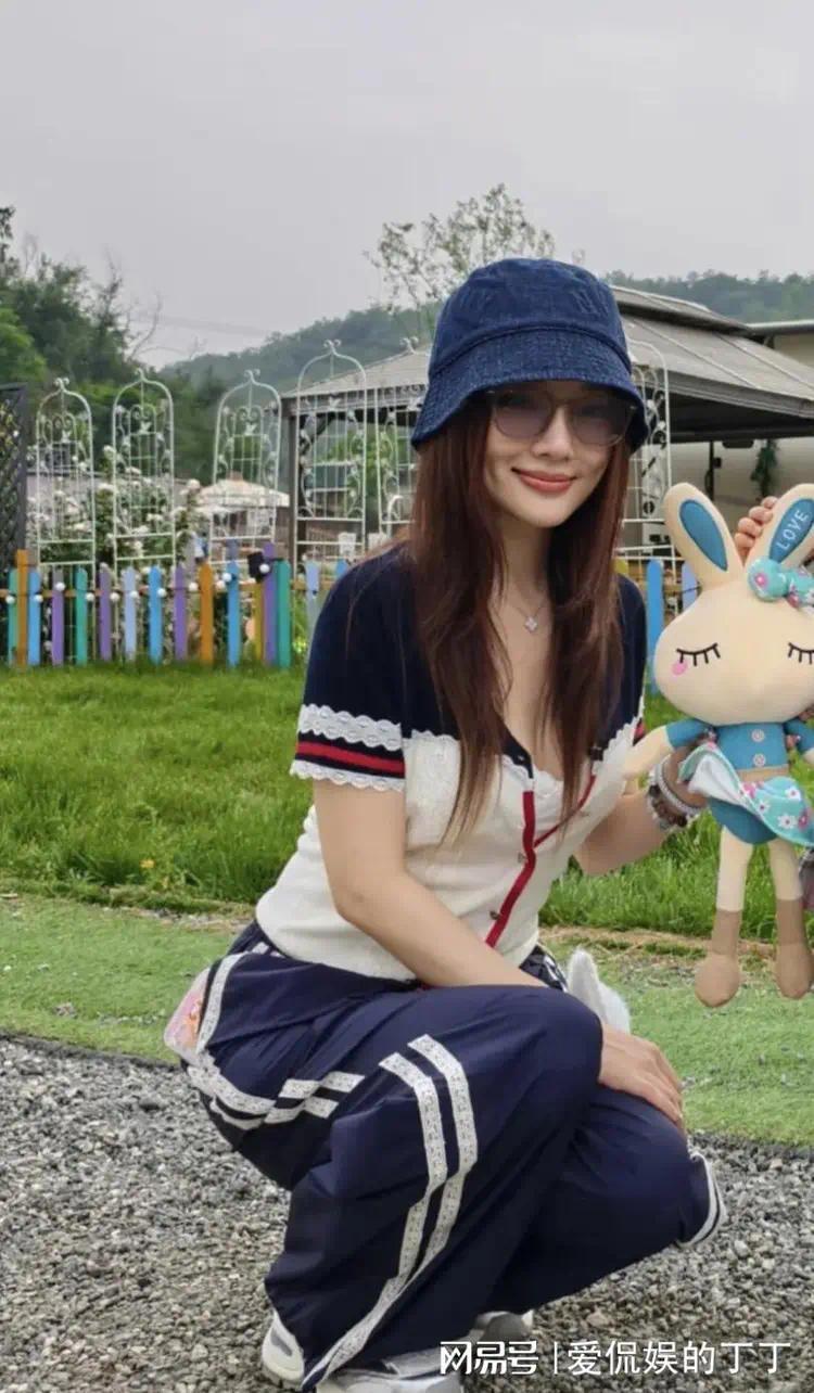 贾璐带闺，爸带闺女逛公园，12岁甜馨染了棕头发，跟爸爸一起玩游戏插图1