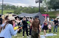 奚君带娃现身港娃过六一！全家低调现身港迪，6岁儿子个子真高缩略图