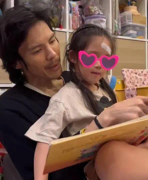 奚君带娃现身港娃过六一！全家低调现身港迪，6岁儿子个子真高插图1
