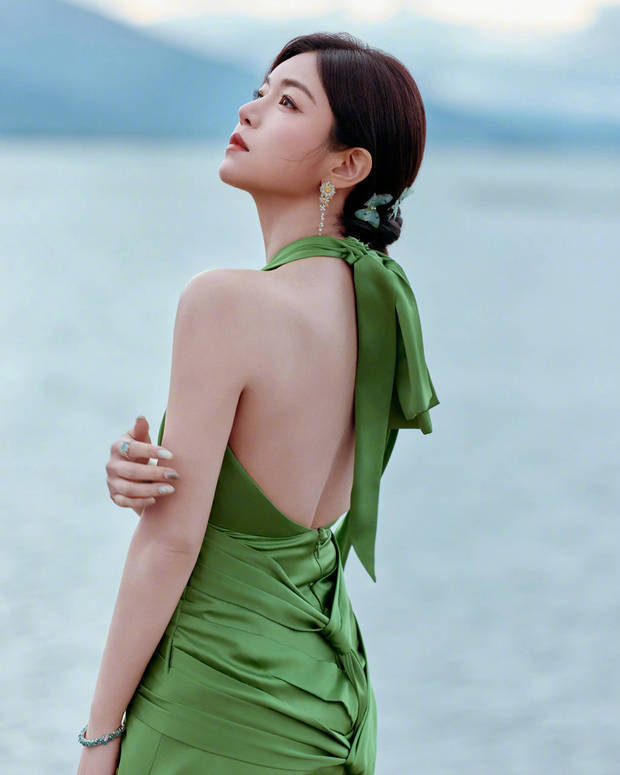 陈边散步拍美散步拍美照！穿绿色露背裙秀白嫩肌肤太抢镜插图1