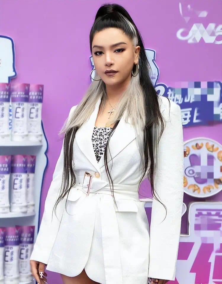 超军被医后映蓉被医美毁容？整容过度后只剩眼珠是原装插图