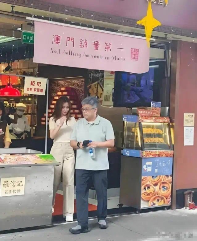 3路边摊露人边摊露面被拍！素颜显老态，曾经的顶流现在没人认？插图