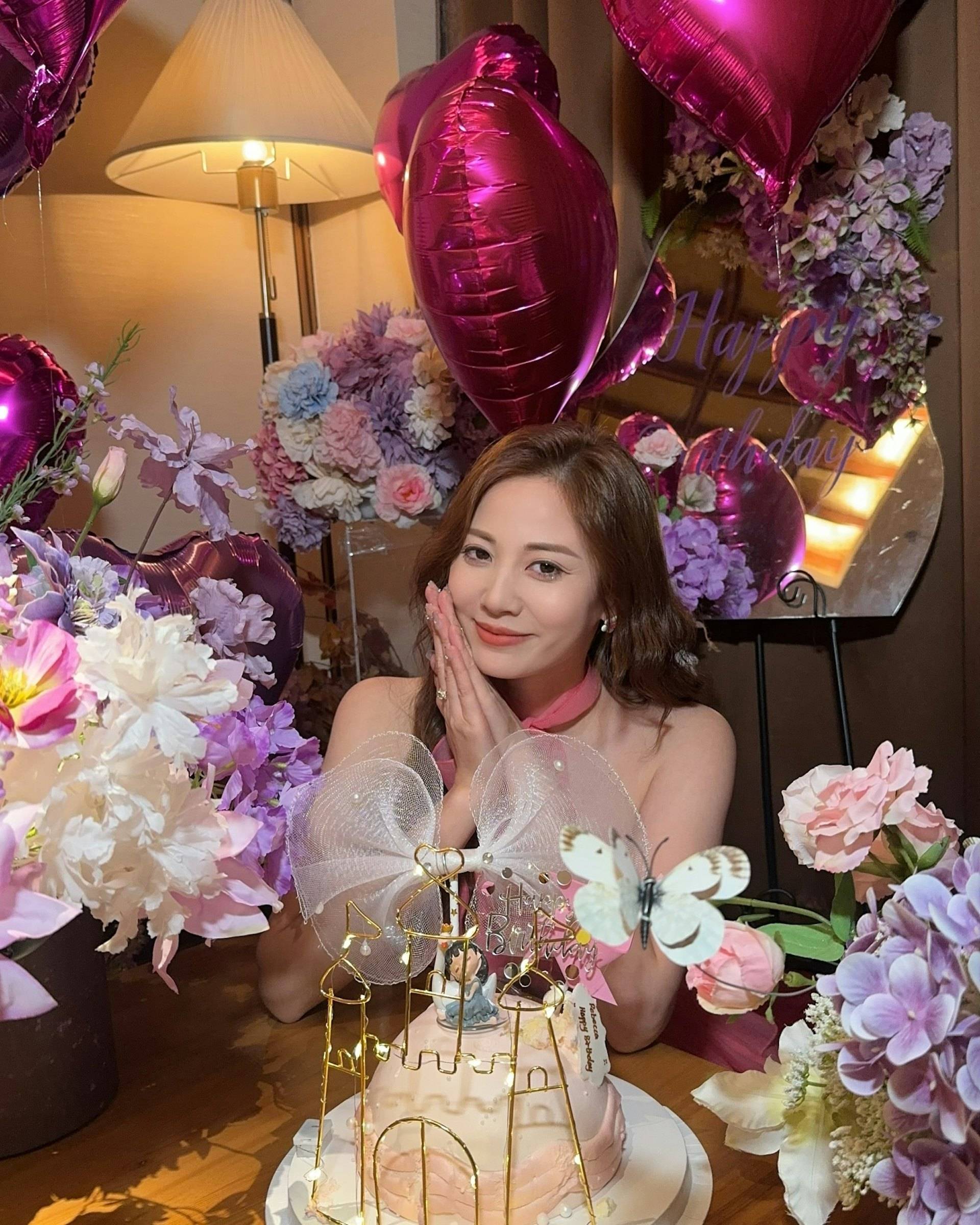 港军靠曾边有钱宴靠曾志伟坐身边，疑似傍上富二代跻身有钱人圈子插图