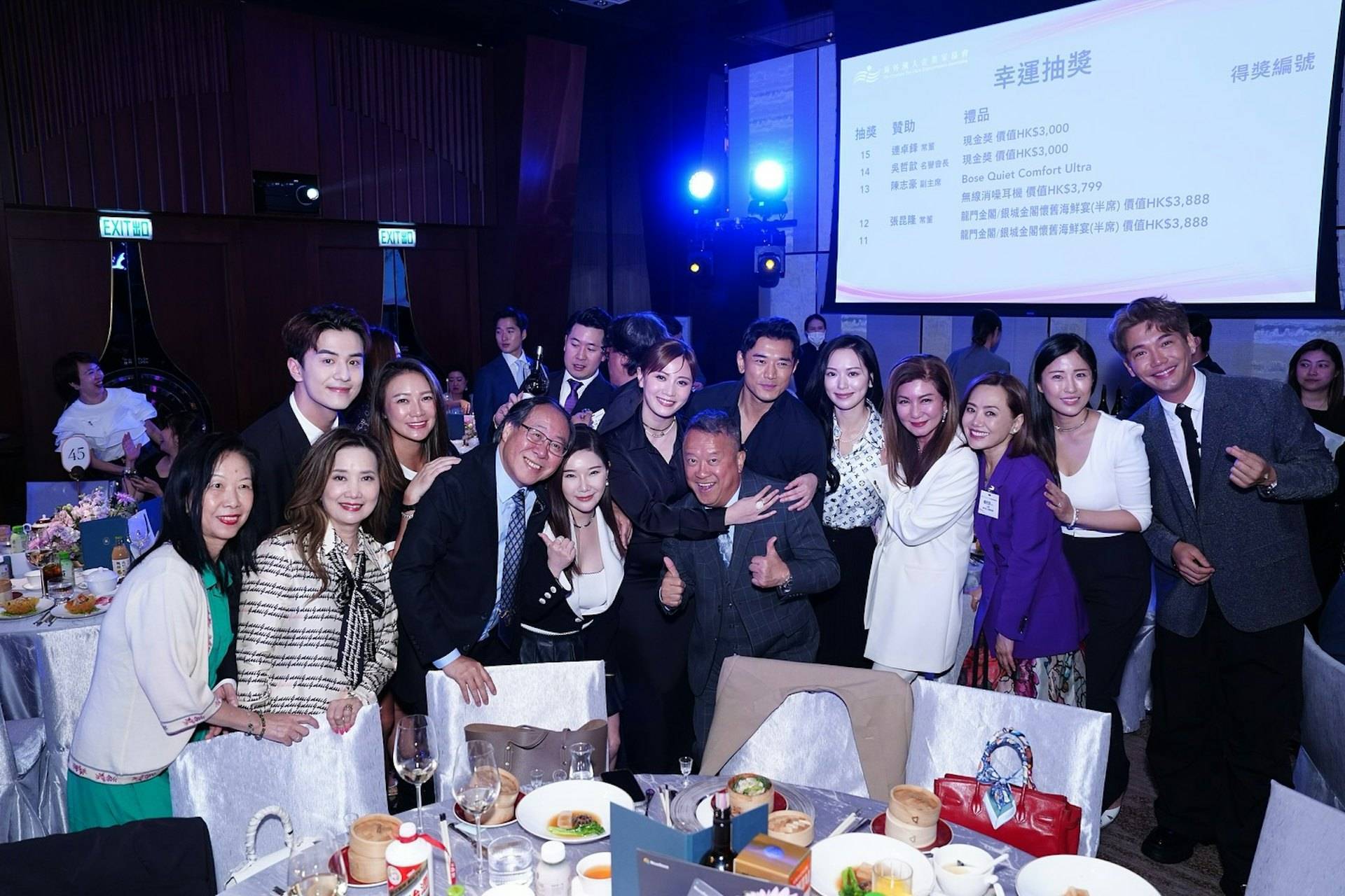 港军靠曾边有钱宴靠曾志伟坐身边，疑似傍上富二代跻身有钱人圈子插图1