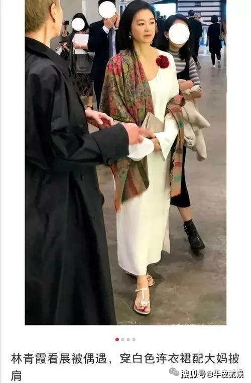 7霞现身街头年纪子头，穿得挺接地气，面对年纪一副淡定潇洒的样子插图