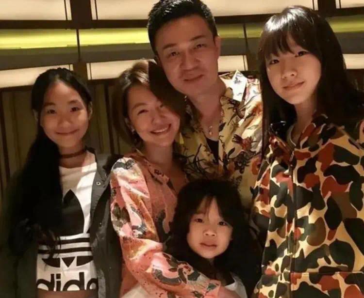 吴次狠手儿真下狠手！比黄子佼还猛，小S三女儿也跟着遭殃插图1