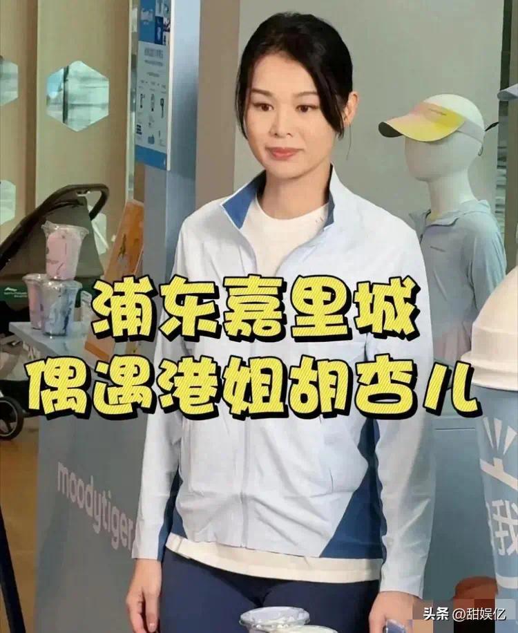 胡上海里城售浦东嘉里城给小众品牌站台，站在店门口像个售货员插图