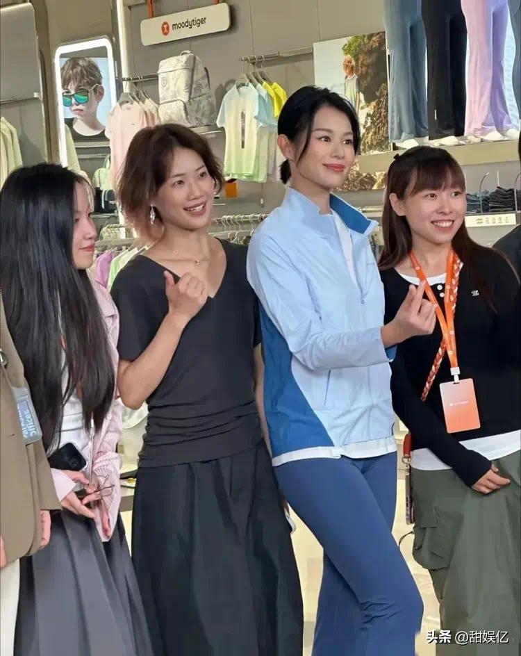 胡上海里城售浦东嘉里城给小众品牌站台，站在店门口像个售货员插图1