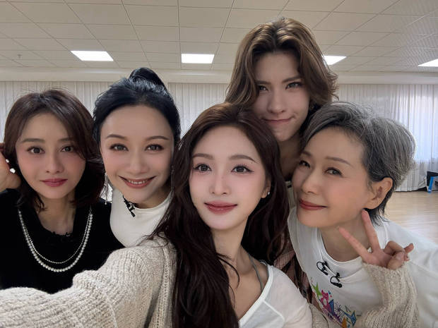 吴和叶童的和叶童、陈德容、倪虹洁、卡琳娜在练习室的合照，同框超有爱！插图