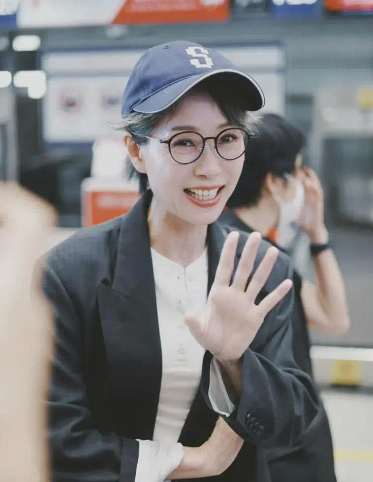 6的生娃叶童没生娃，满头白发却被夸像少年！插图1