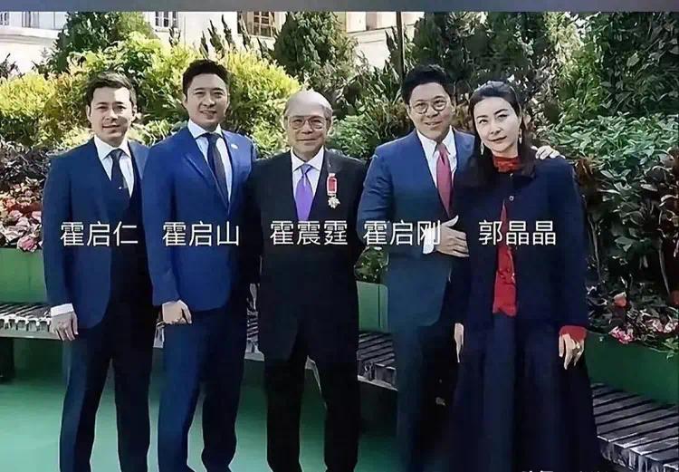 霍弟啦！着红包啦！未婚妻抱着红包笑开了花，霍家三兄弟就剩他还没结婚插图