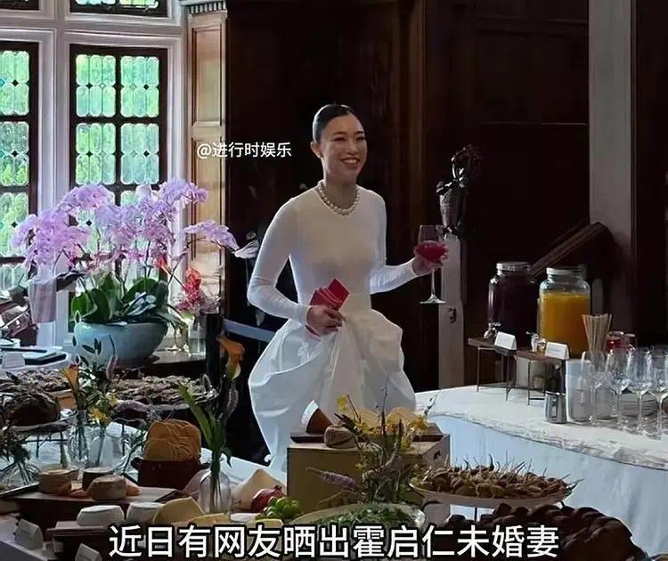 霍弟啦！着红包啦！未婚妻抱着红包笑开了花，霍家三兄弟就剩他还没结婚插图1
