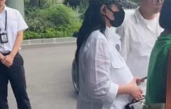 阿身材发福服材发福，穿宽松衣服被保安嫌弃撇嘴缩略图