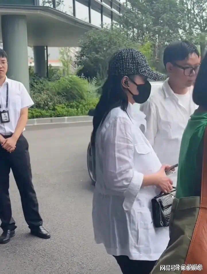 阿身材发福服材发福，穿宽松衣服被保安嫌弃撇嘴插图