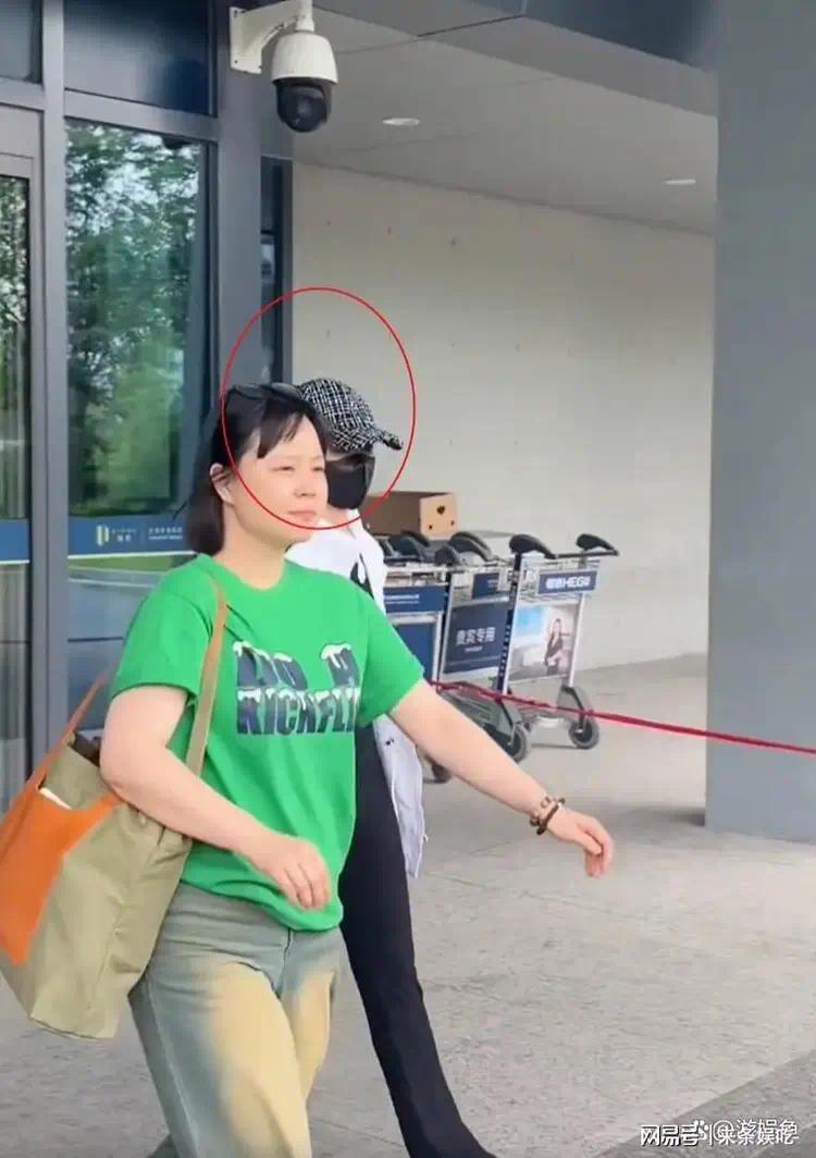 阿身材发福服材发福，穿宽松衣服被保安嫌弃撇嘴插图1