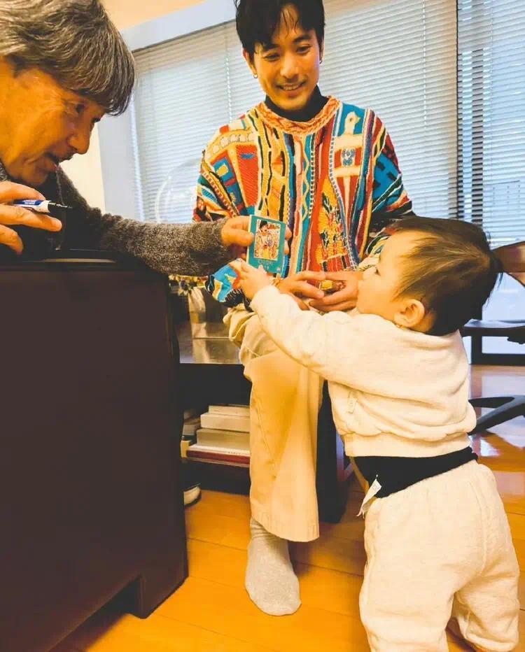 林子照！粉钱近照！忙着赚奶粉钱，去年当爸盼着跟女儿同台演出插图1