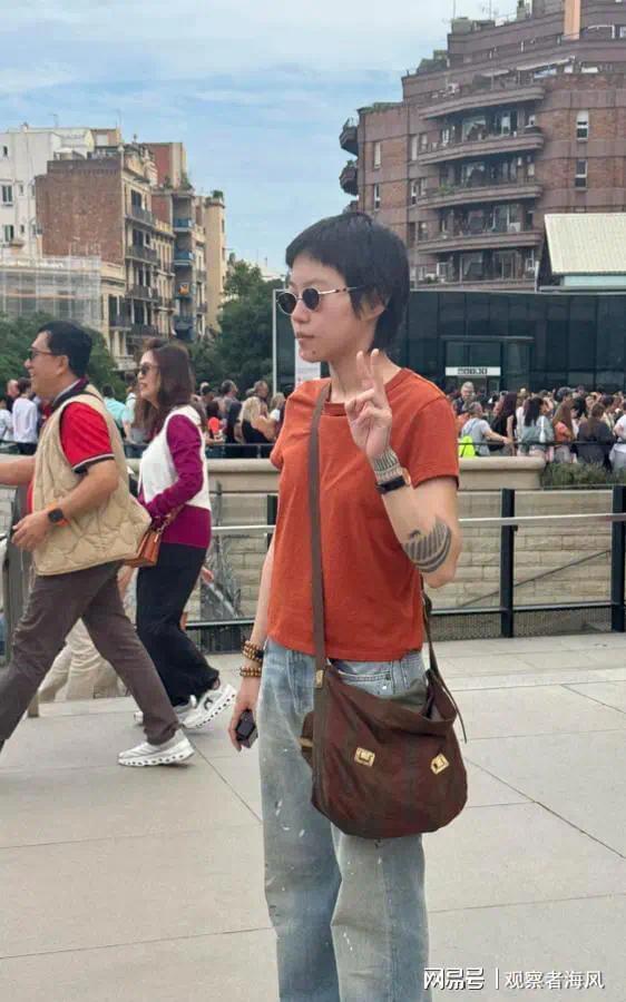 窦班牙街头被偶街头被偶遇，短发戴黑墨镜手串神似王菲插图