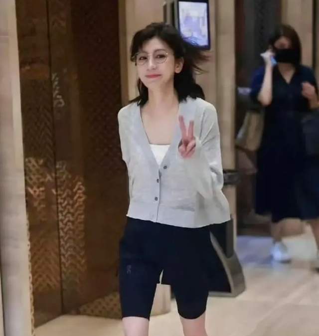 贾岁狂瘦伽岁狂瘦20斤太拼了！瑜伽裤配短裤，美得不敢认插图