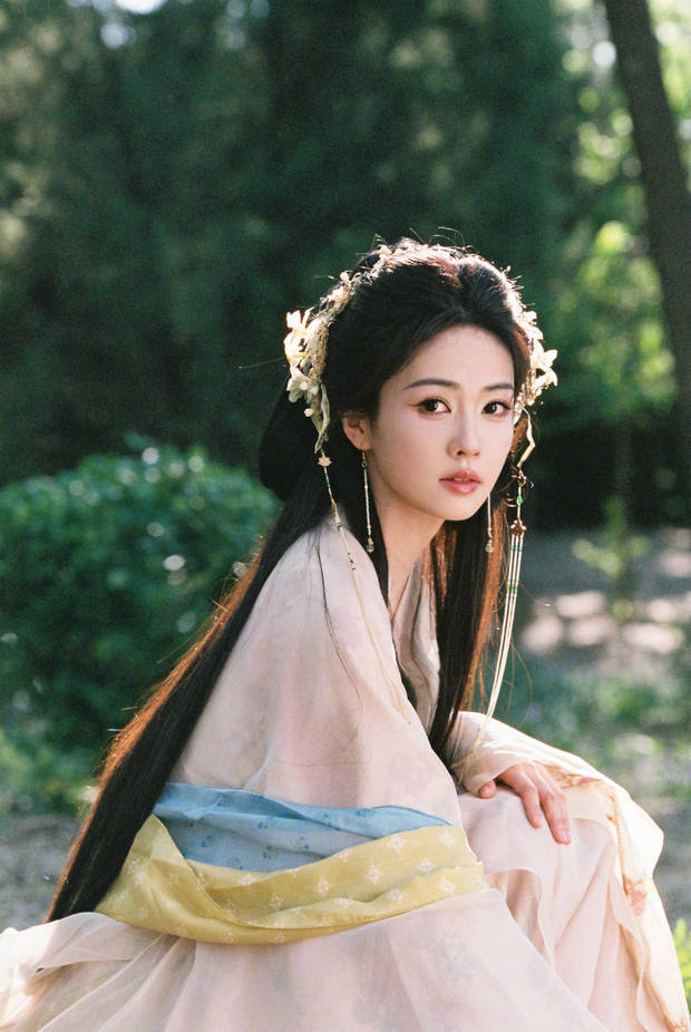 白色赏花子古装赏花，美得像春天的桃子插图