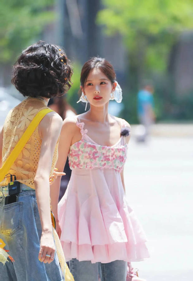 李红吊带过红吊带配蓝发带登场！甜过头的夏日元气少女风插图