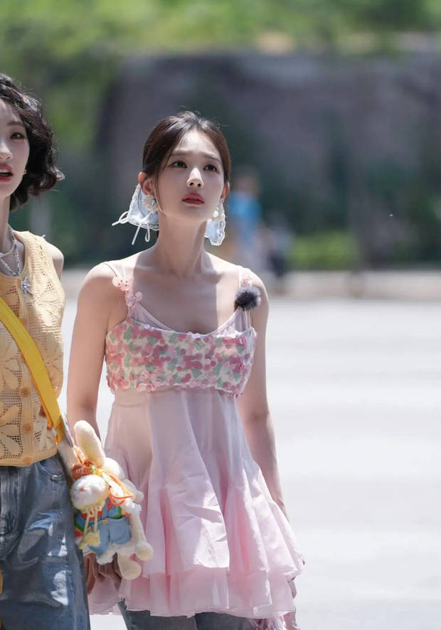 李红吊带过红吊带配蓝发带登场！甜过头的夏日元气少女风插图1